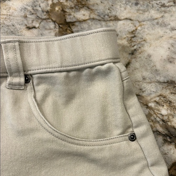 HUE Hi-Rise Ultra Soft Denim Capri Legging - Picture 3 of 13